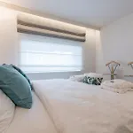 Gorgeous In פלומין