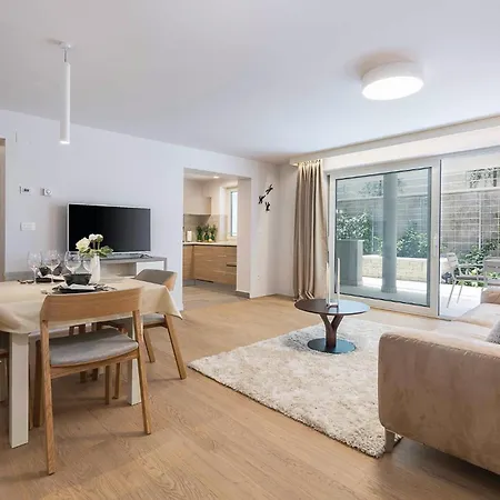 Apartment In With Jacuzzi *