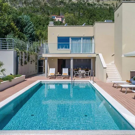 In With Jacuzzi * Plomin