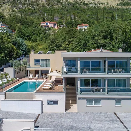 Apartment In With Jacuzzi Plomin